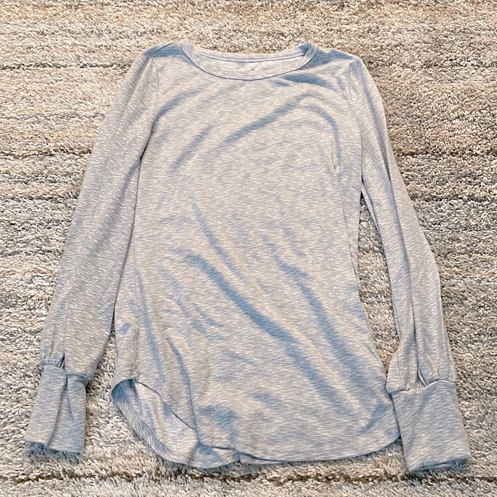 Simple, cute, gray long sleeve!
